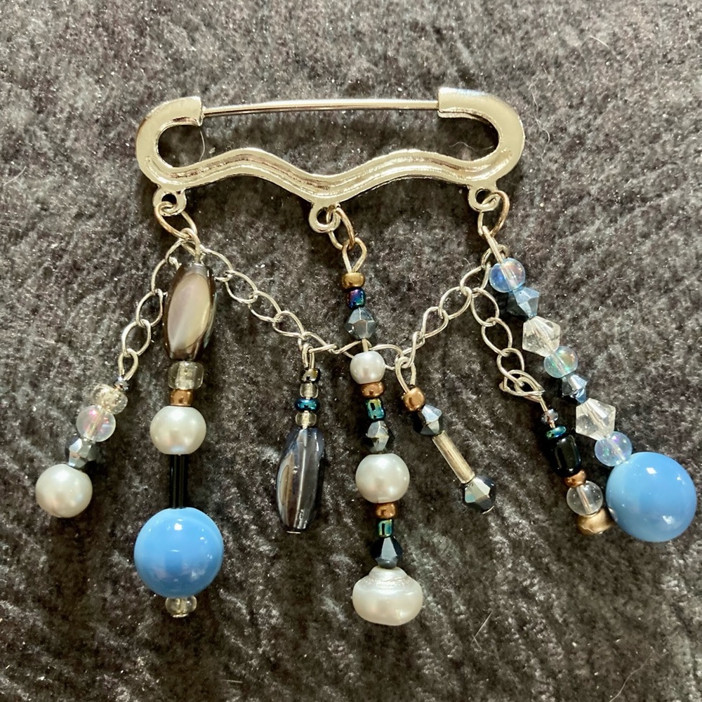 🆕HANDCRAFTED PIN/BROOCH IN SILVER TONE OF CRYSTAL, GLASS AND METAL BEADS